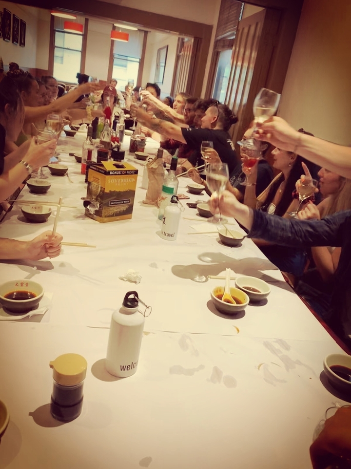 Des gens qui savourent un repas avec diverses sauces et boissons.