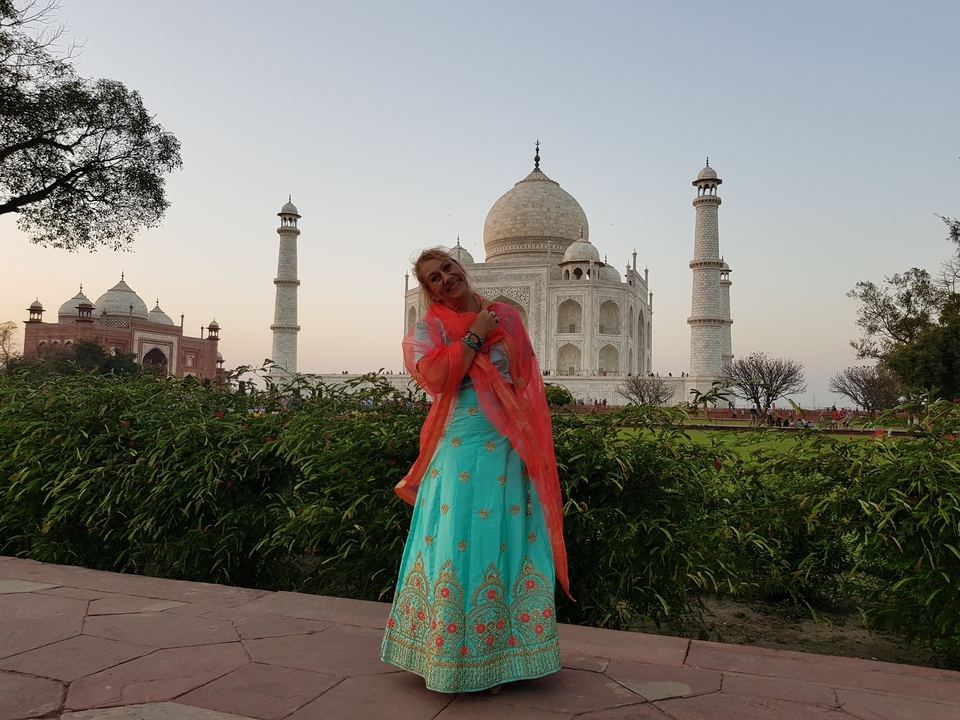 Woman posing in front of the Taj Mahal.