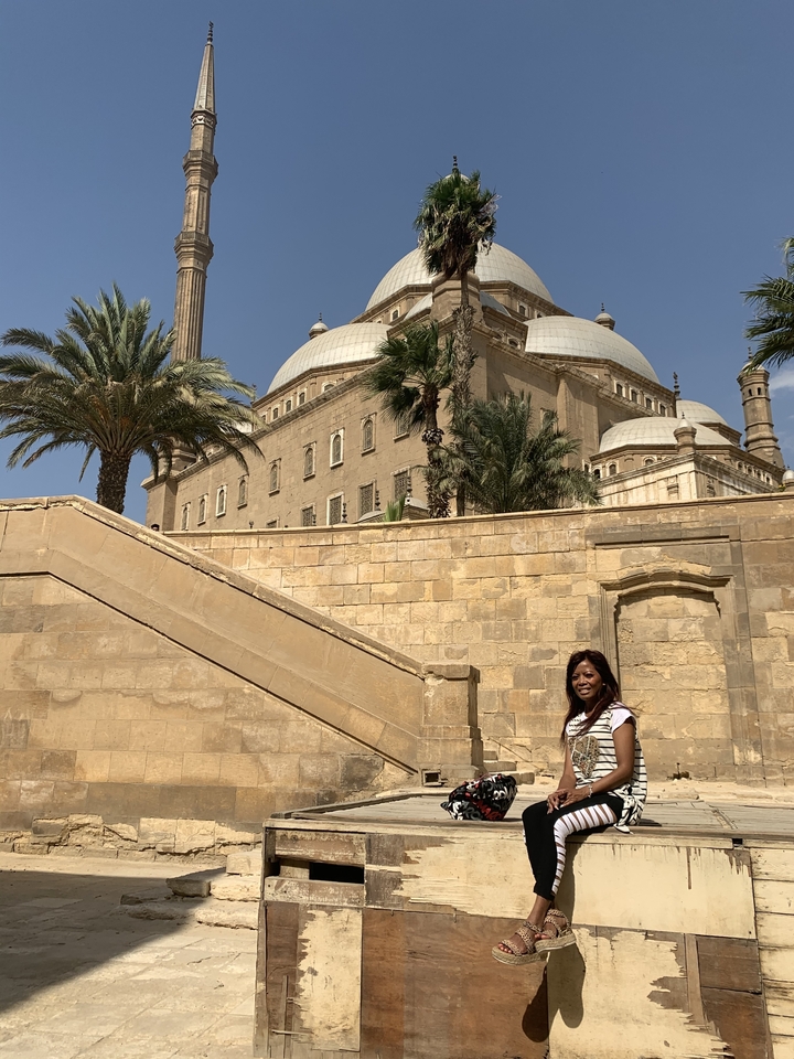 Personne devant la Mosquée de Mohamed Ali au Caire.