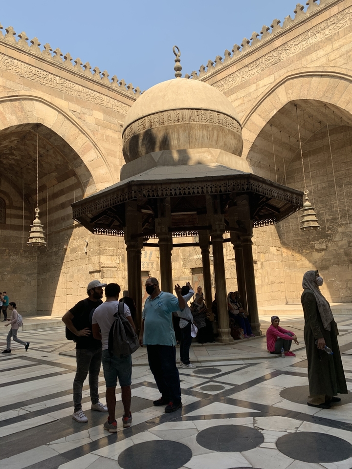Groupe de personnes à l'intérieur d'un bâtiment historique au Caire.