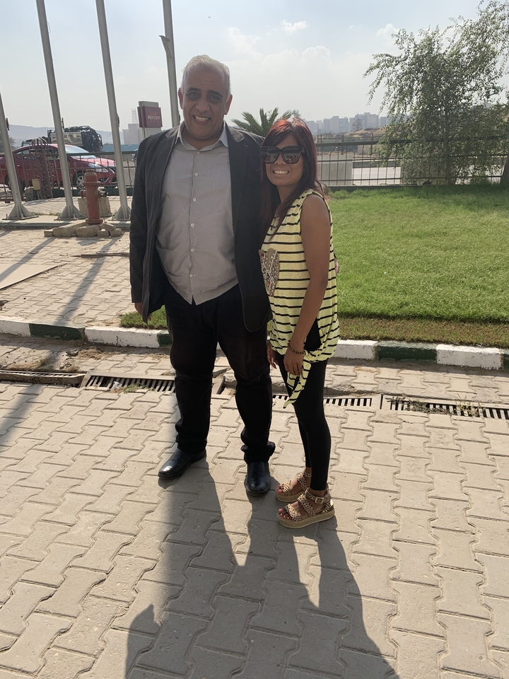 Deux personnes posant ensemble à l'extérieur.