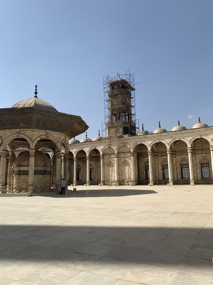 Cour de mosquée avec une belle architecture au Caire.