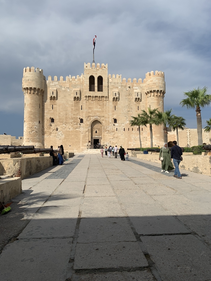 Cour du Fort Qaitbay avec des visiteurs.
