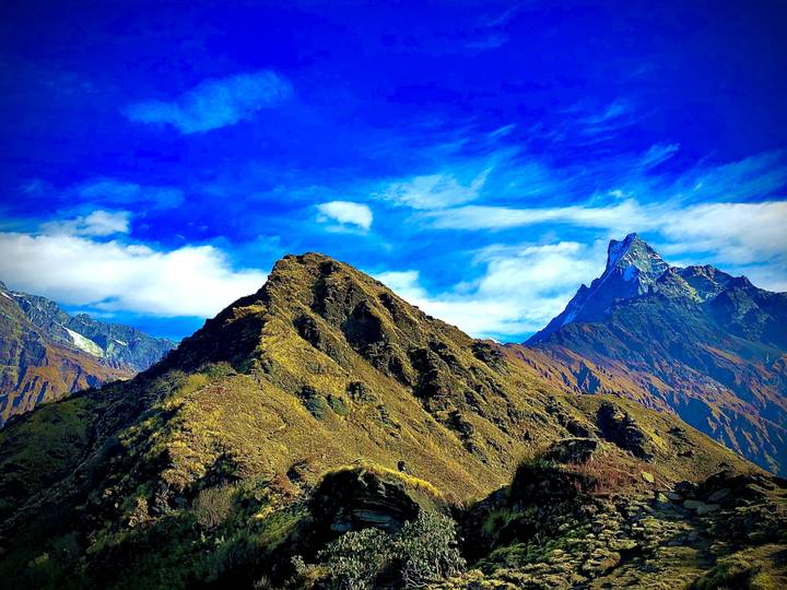 Bergketen met heldere blauwe lucht.