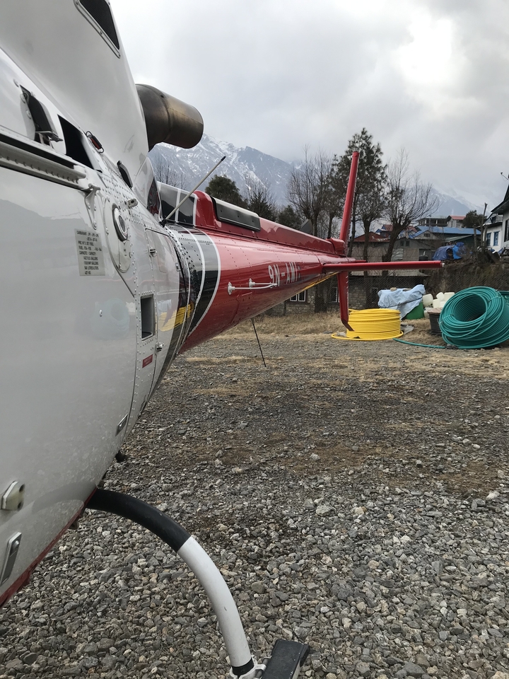 Gros plan d'un hélicoptère garé.