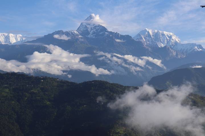 Des sommets montagneux majestueux avec des nuages.
