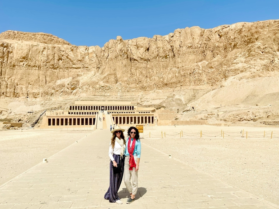 Two people in front of the Hatshepsut Temple.