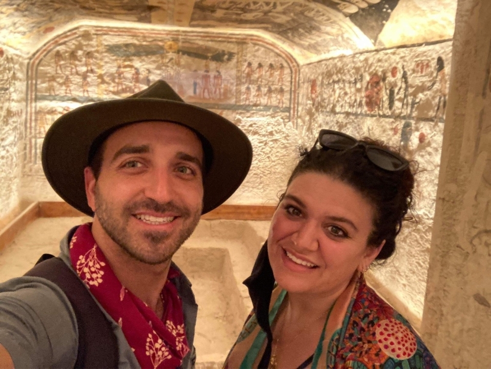 Couple prenant un selfie à l'intérieur d'un tombeau décoré.