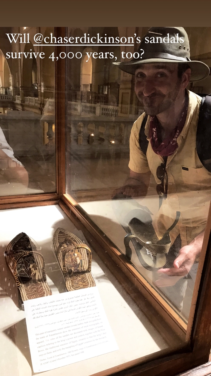 Homme regardant un artefact dans une vitrine.