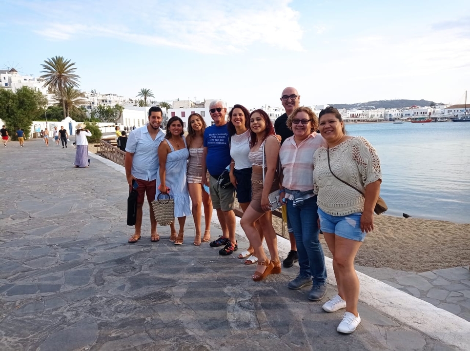 Groupe de personnes posant près d'une promenade au bord de l'eau.