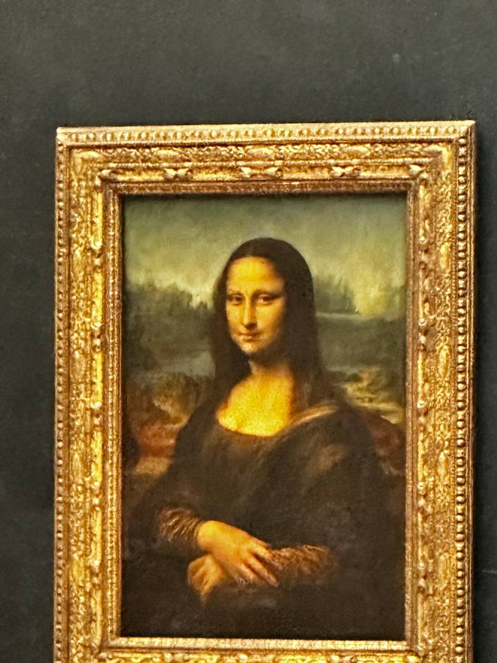 Photo of the Mona Lisa in a frame