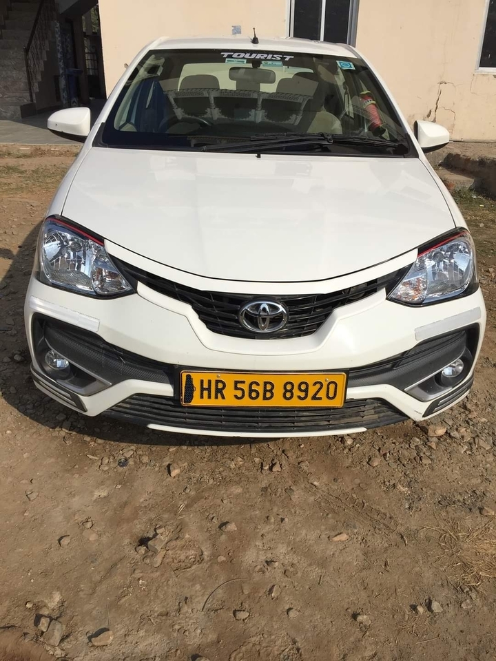 Gros plan de l'avant d'une voiture avec une plaque d'immatriculation visible.