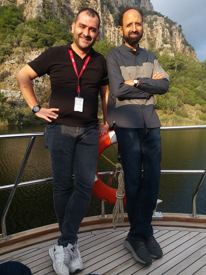 Deux hommes sur un bateau avec une vue panoramique sur la rivière.