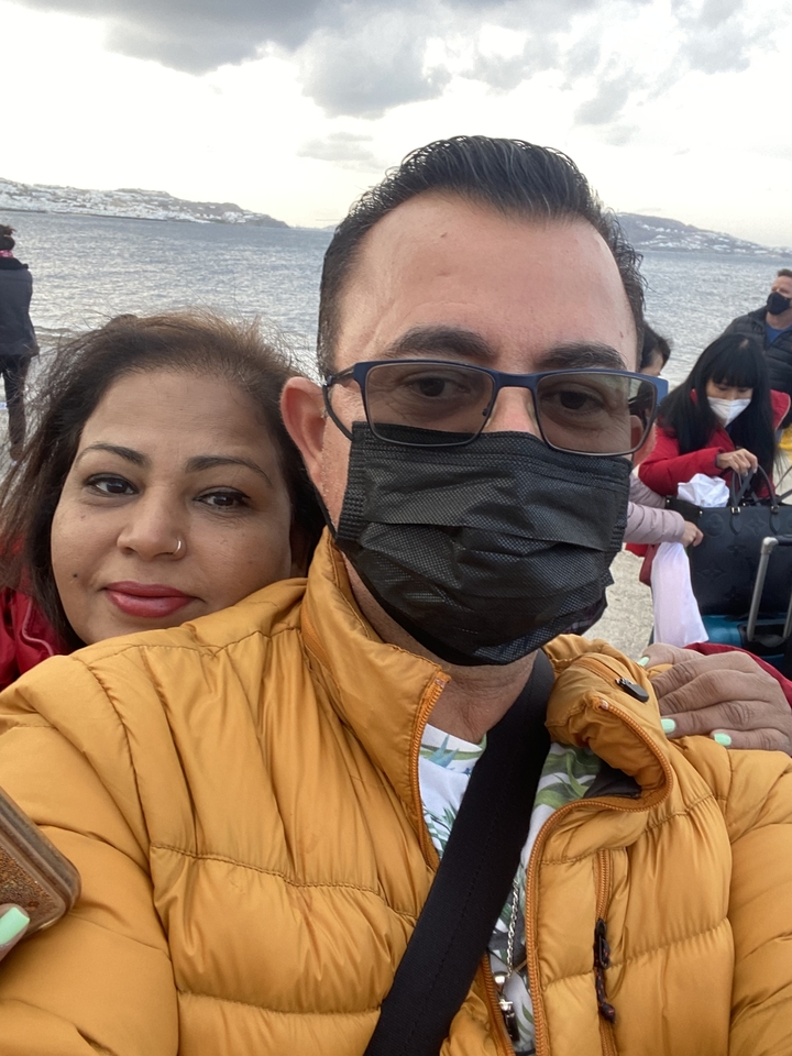 Selfie en gros plan d'un couple, l'un portant un masque.