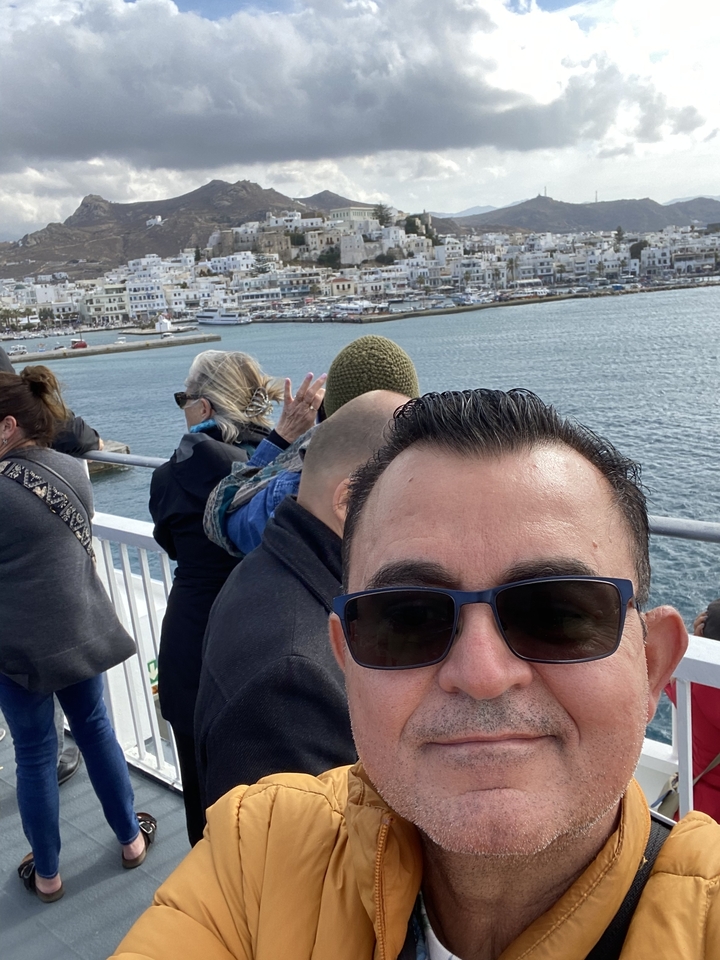Un selfie avec plusieurs personnes lors d'une sortie en bateau avec vue sur la marina.