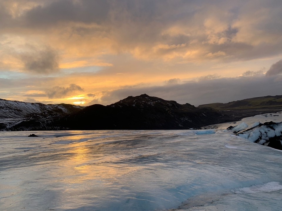 Paysage de glacier et de montagne au coucher du soleil.