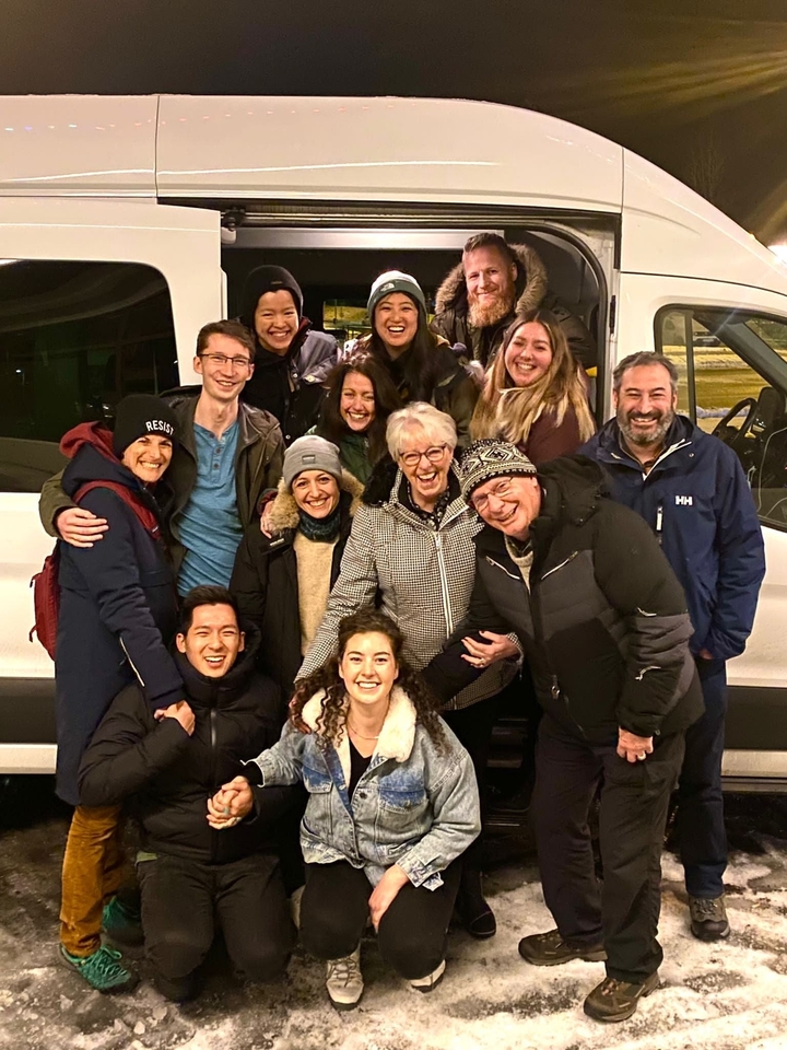 Un groupe de personnes souriantes qui posent pour une photo.