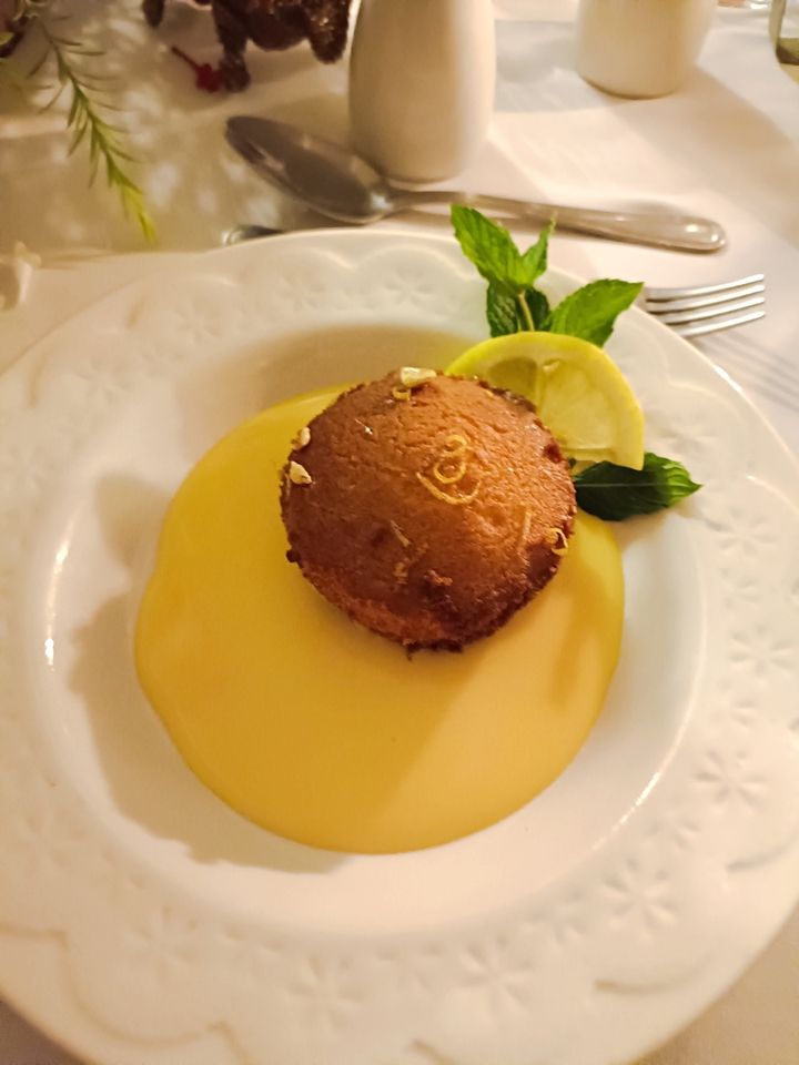 Un dessert avec une garniture au citron dans une assiette.