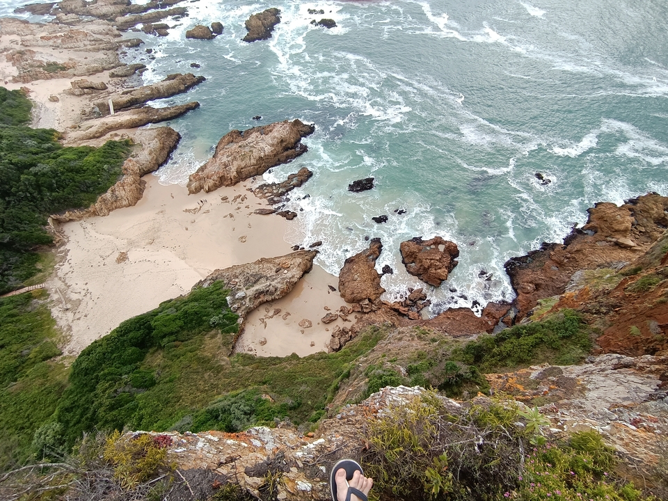 Une côte accidentée avec des vagues qui frappent les rochers.