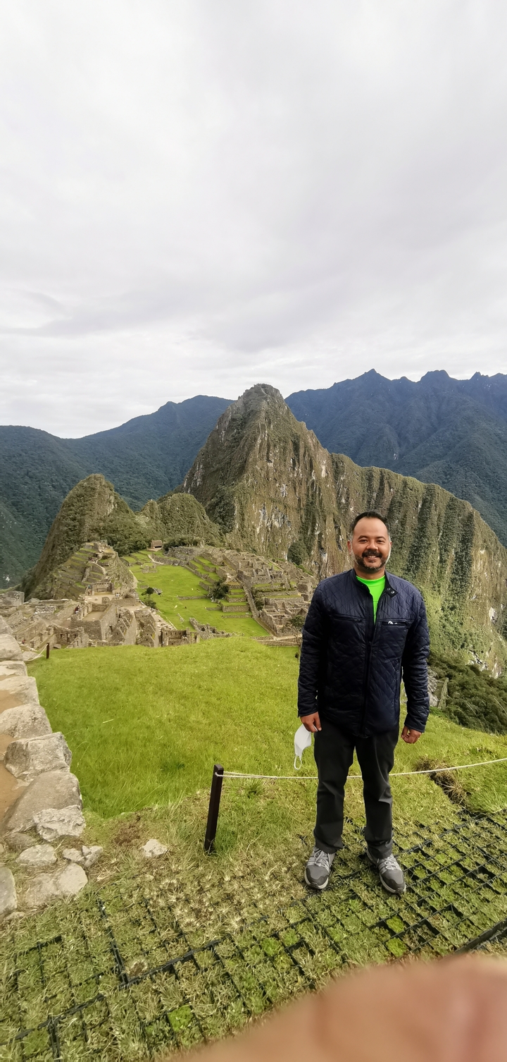 Person in front of Machu Picchu ruins.