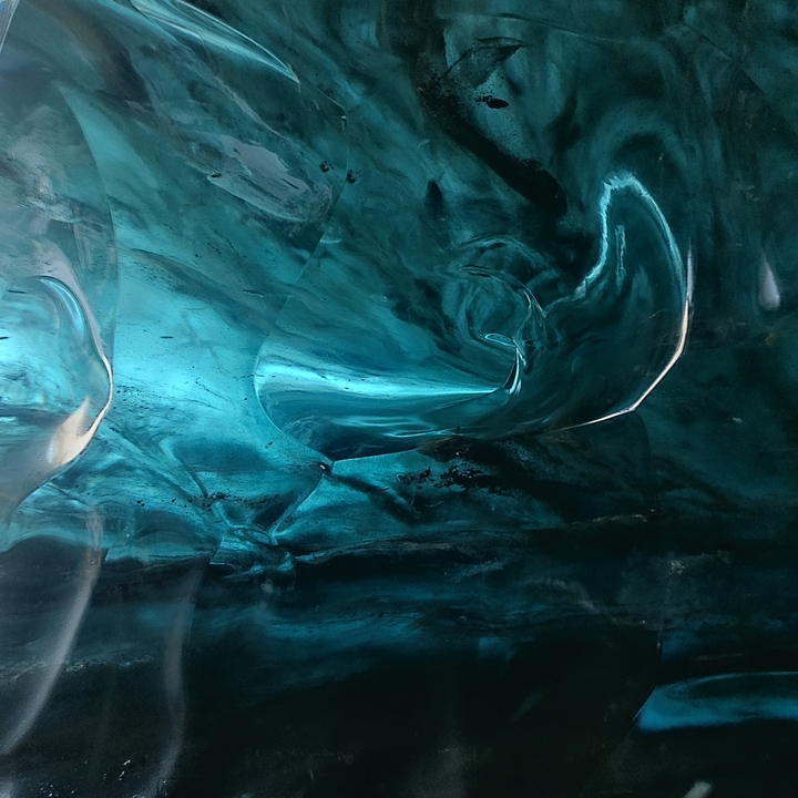 Intrincadas formaciones de hielo azul dentro de una cueva.