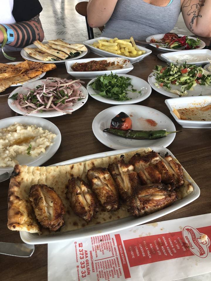 Here's the French translation:

**Éventail varié de plats traditionnels sur une table.**

Alternative translations could be:
- "Assortiment varié de plats traditionnels sur une table"
- "Gamme variée de plats traditionnels sur une table"