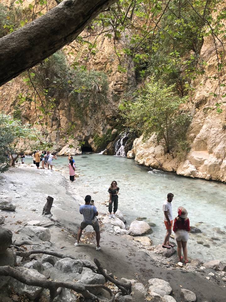 Touristes explorant une gorge pittoresque avec de l'eau.