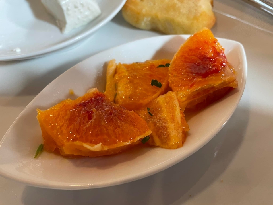 Plate with slices of orange.