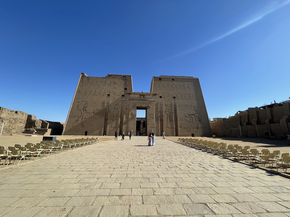 Amphithéâtre vide devant le temple d'Edfou.