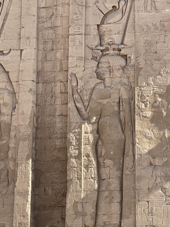 Vue détaillée d'une sculpture égyptienne antique sur un mur.