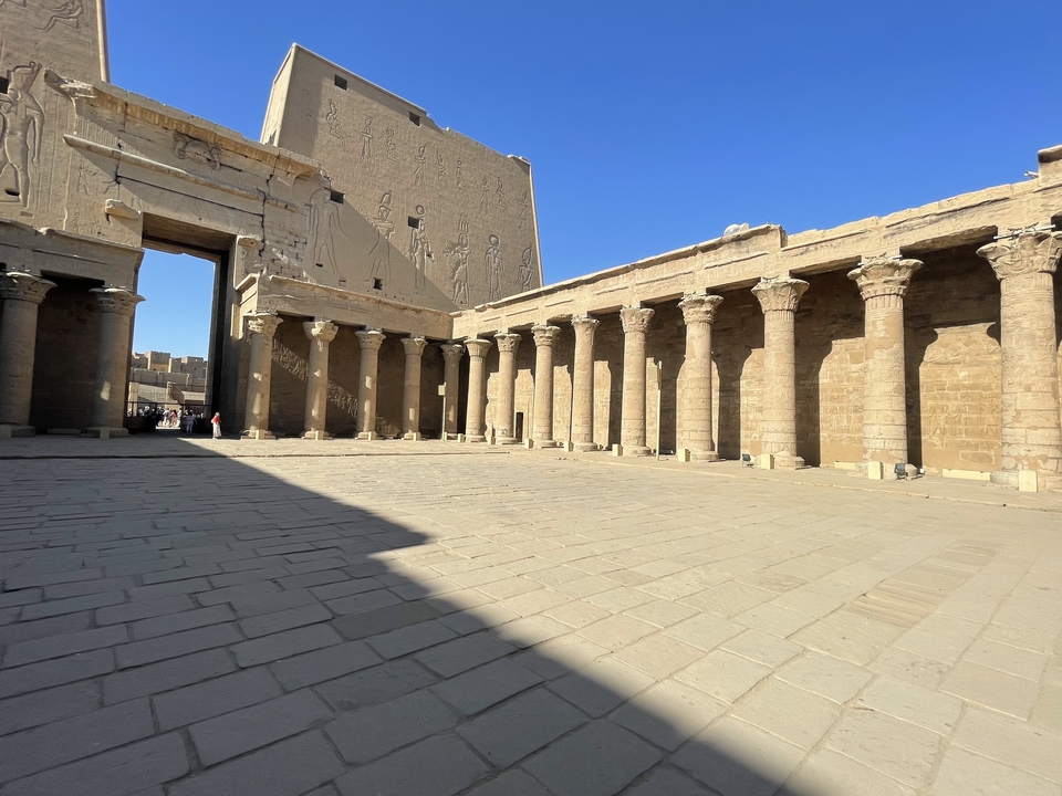 Cour à colonnes à côté du temple d'Edfou.