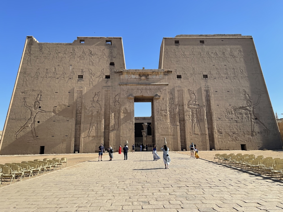 Temple d'Edfou avec hiéroglyphes et architecture archéologiquement significative.