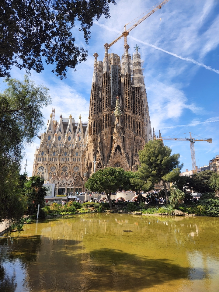 Sagrada Familia Basilica under blue sky.