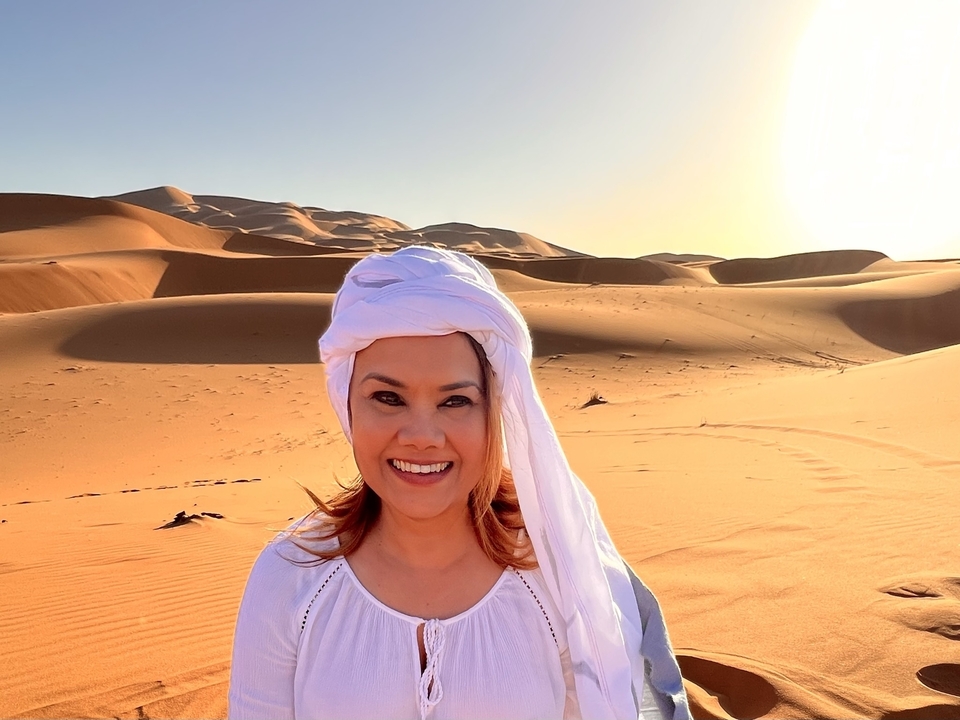 Une personne portant un turban dans le désert pendant la journée.