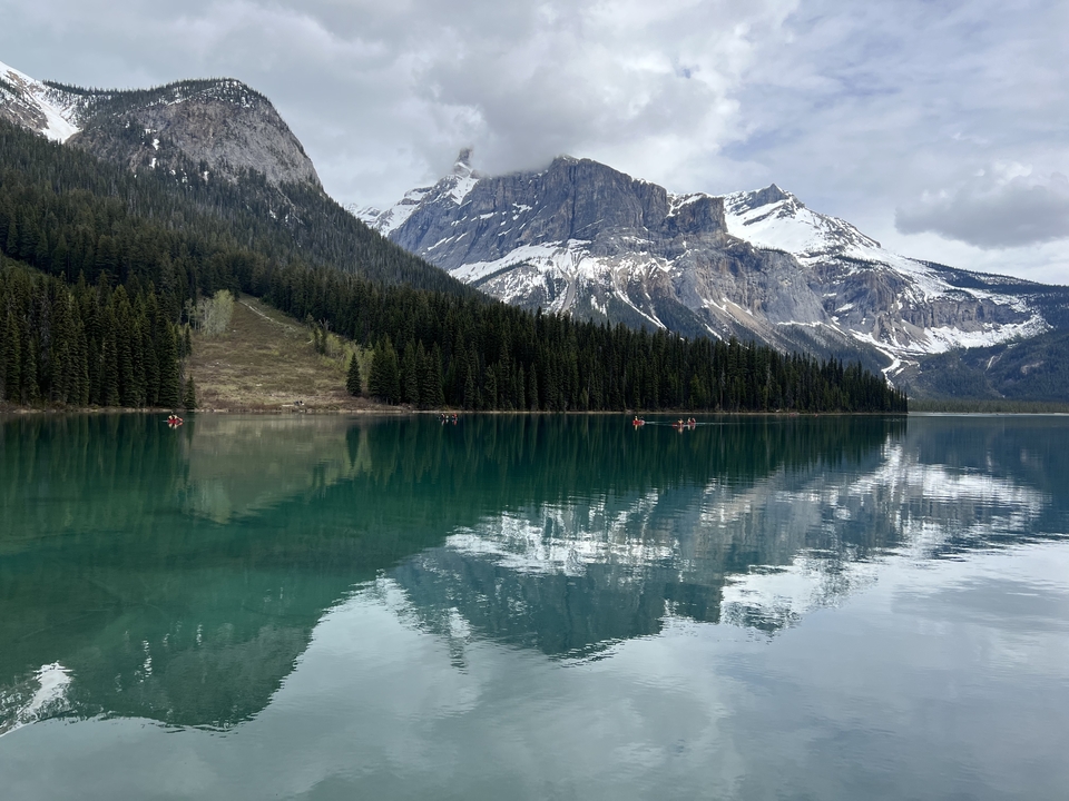 Un magnifique plan d'eau avec des montagnes au loin.