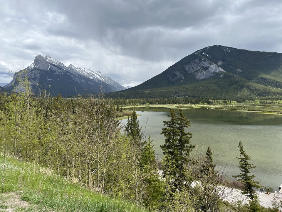 Montagnes et lac dans un paysage pittoresque.