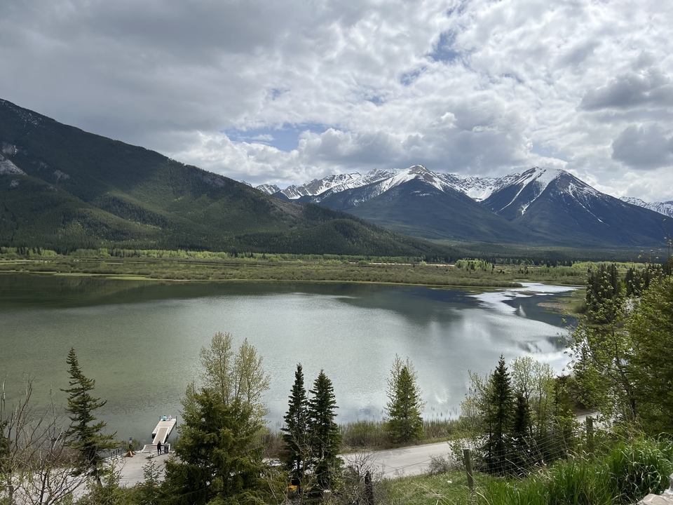 Un lac serein entouré d'arbres et de montagnes.