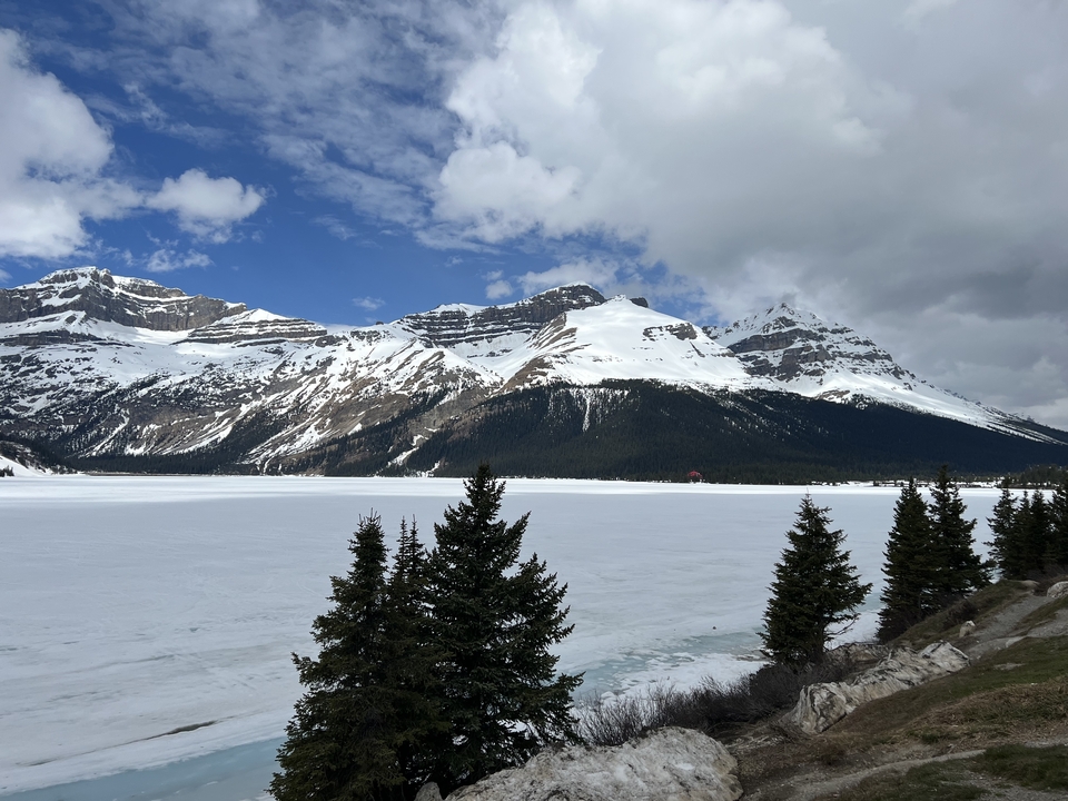 Montagnes enneigées et lac gelé.