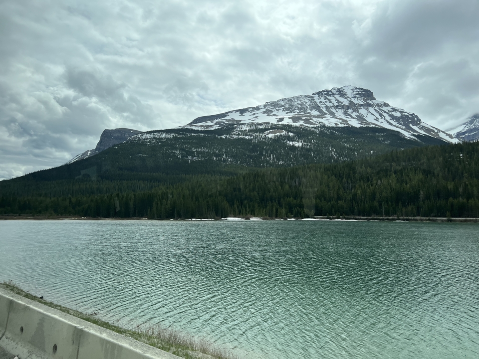 Un lac avec une montagne enneigée en arrière-plan.