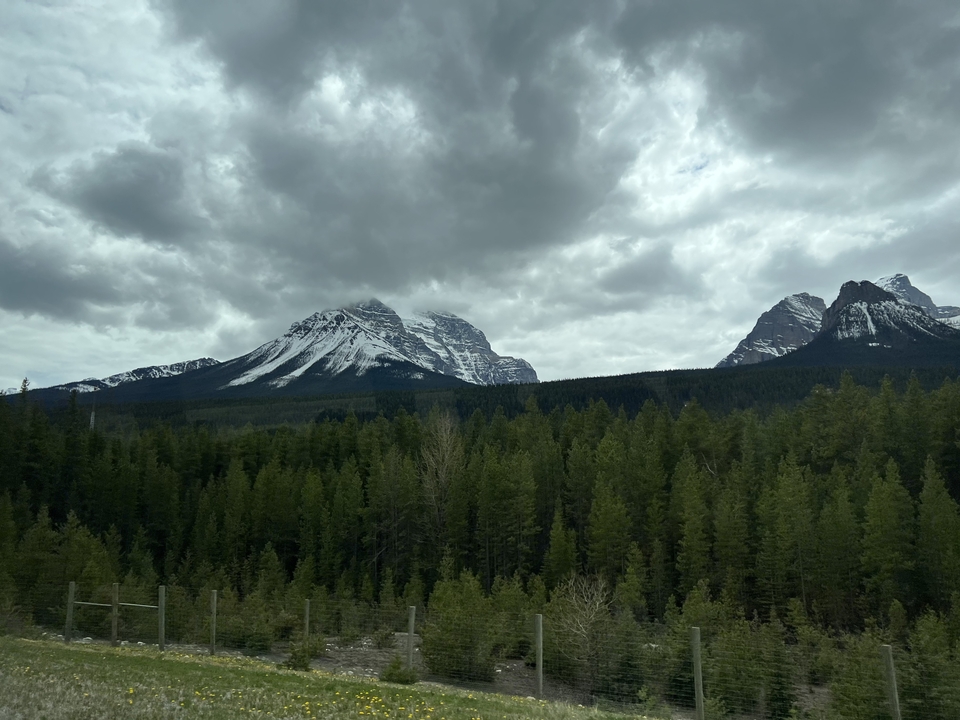 Des montagnes sous un ciel nuageux.