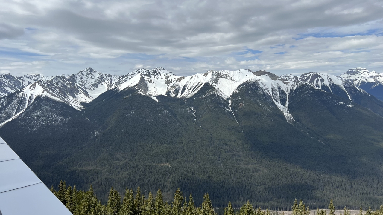 Une vue panoramique de montagnes enneigées sous un ciel bleu.