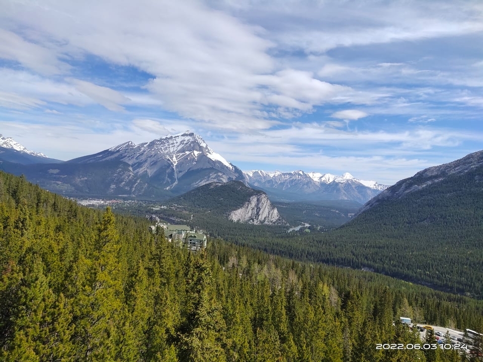 Une vue à couper le souffle sur les montagnes et les forêts avec une ville en contrebas.