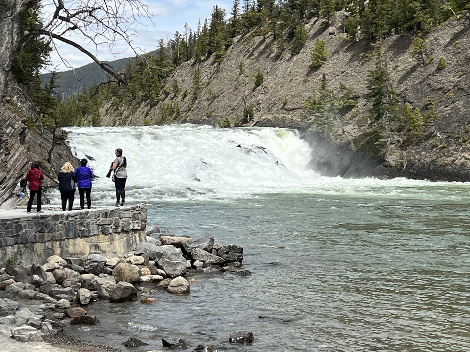 Des gens qui regardent une cascade.