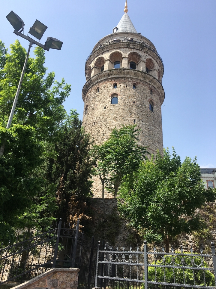 Tour de pierre entourée d'arbres verts.