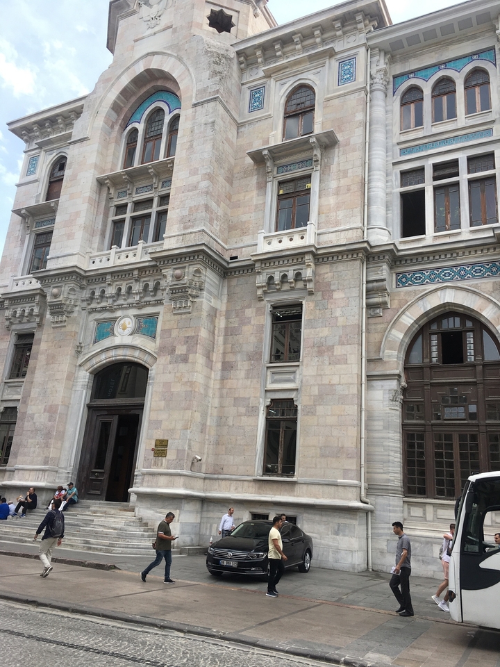 Façade d'un bâtiment historique avec des détails architecturaux ornementés.