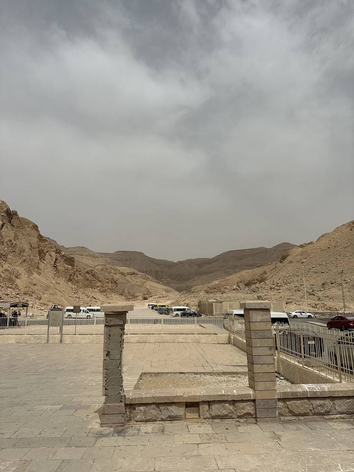 Paysage désertique avec des structures de ruines antiques.
