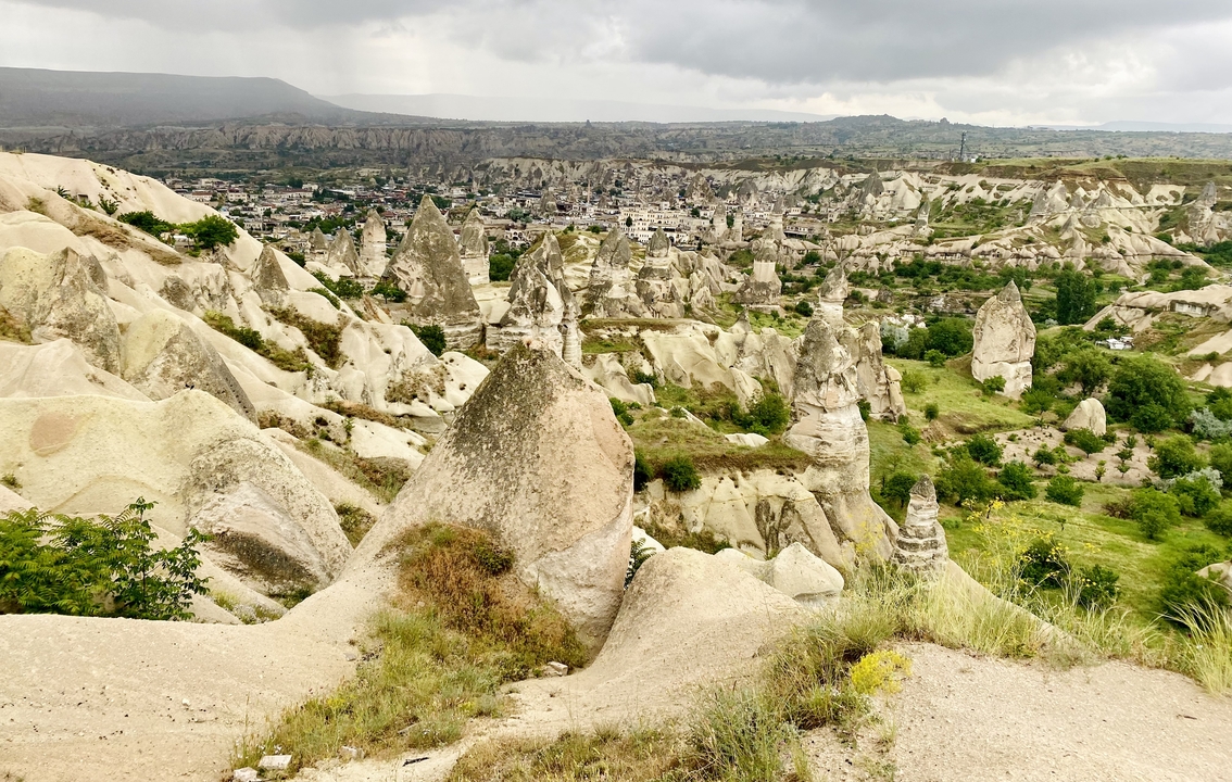 Paysage rocheux avec des formations géologiques uniques.