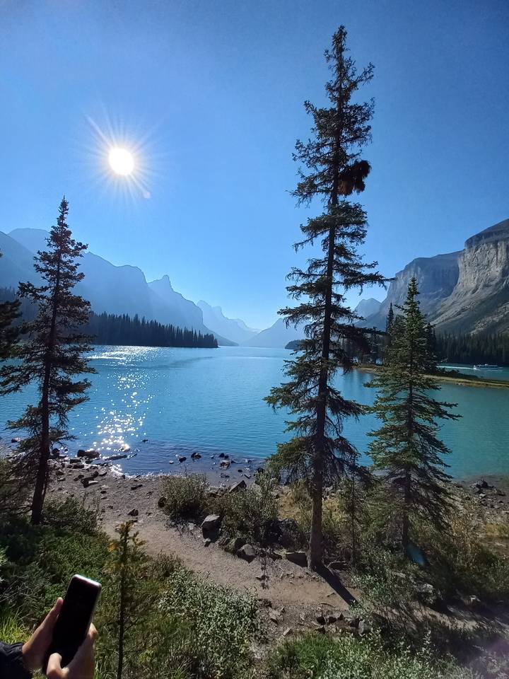 Lac avec des arbres et des montagnes en arrière-plan