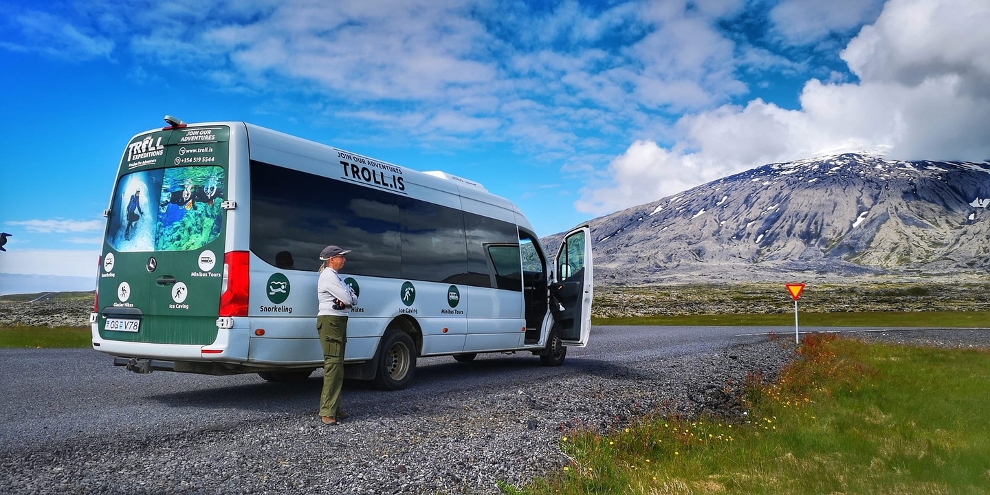 Autocar de tourisme sur une route panoramique avec des montagnes
