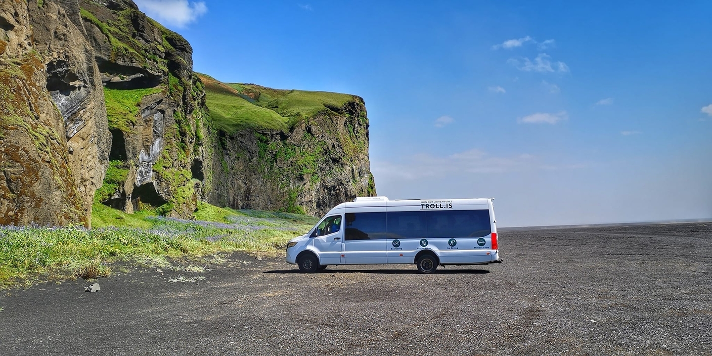 Autocar de tourisme près de falaises et un paysage ouvert